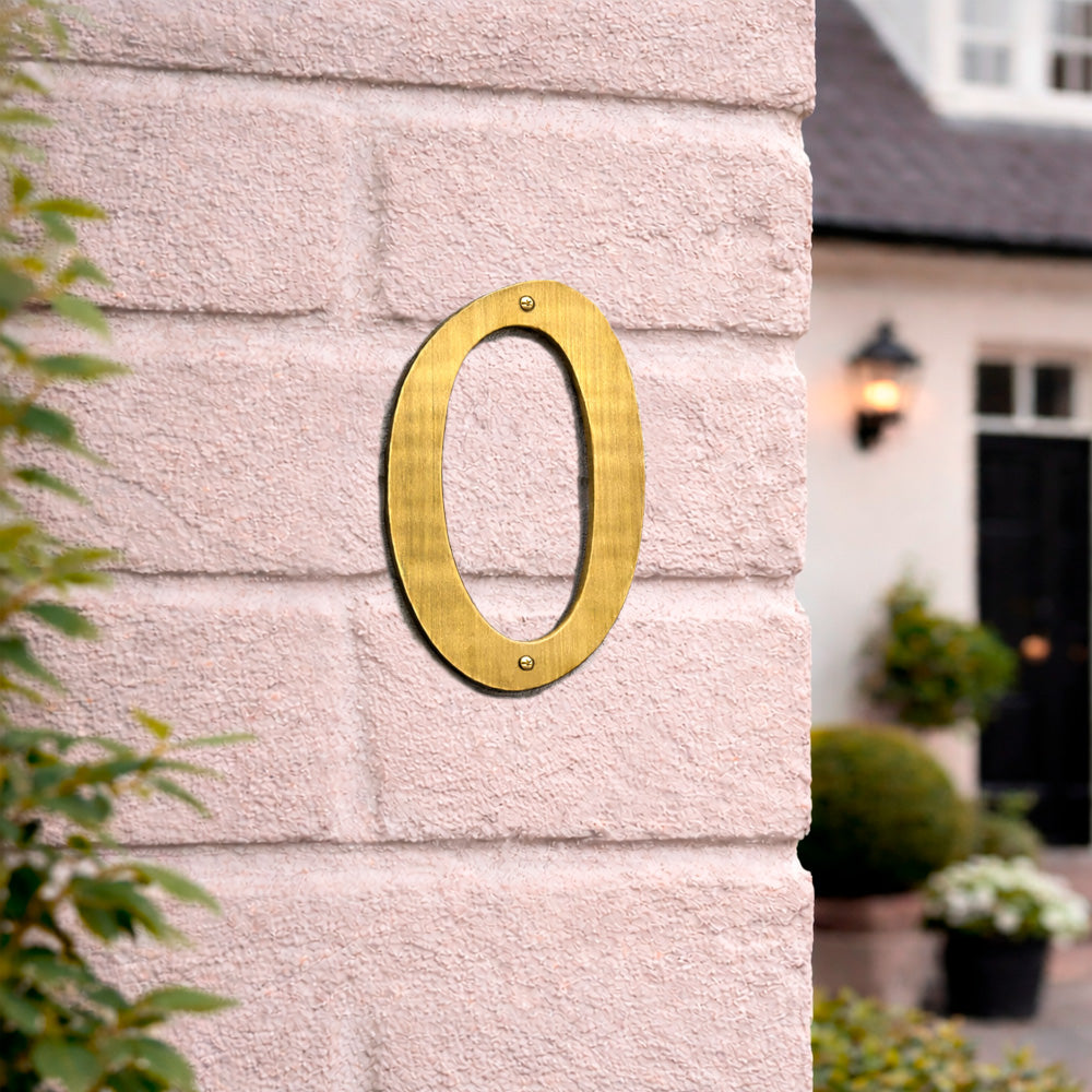 Husnummer 573 0-9 205 mm.