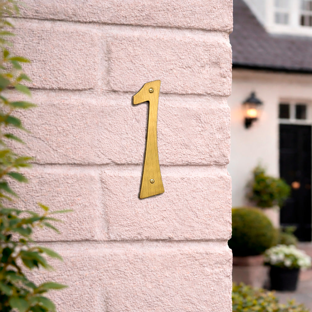 Husnummer 573 0-9 205 mm.