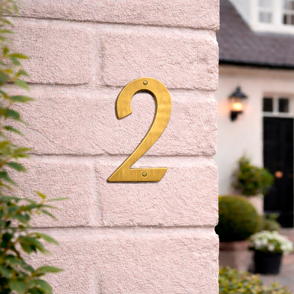 Husnummer 573 0-9 205 mm.