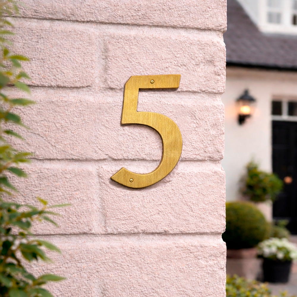 Husnummer 573 0-9 205 mm.