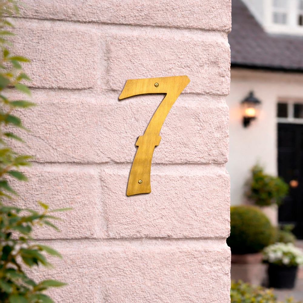 Husnummer 573 0-9 205 mm.