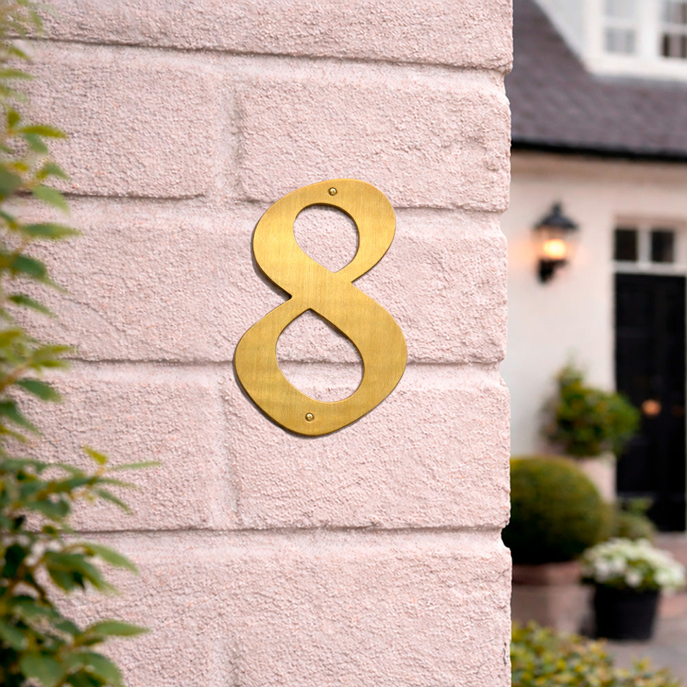 Husnummer 573 0-9 205 mm.