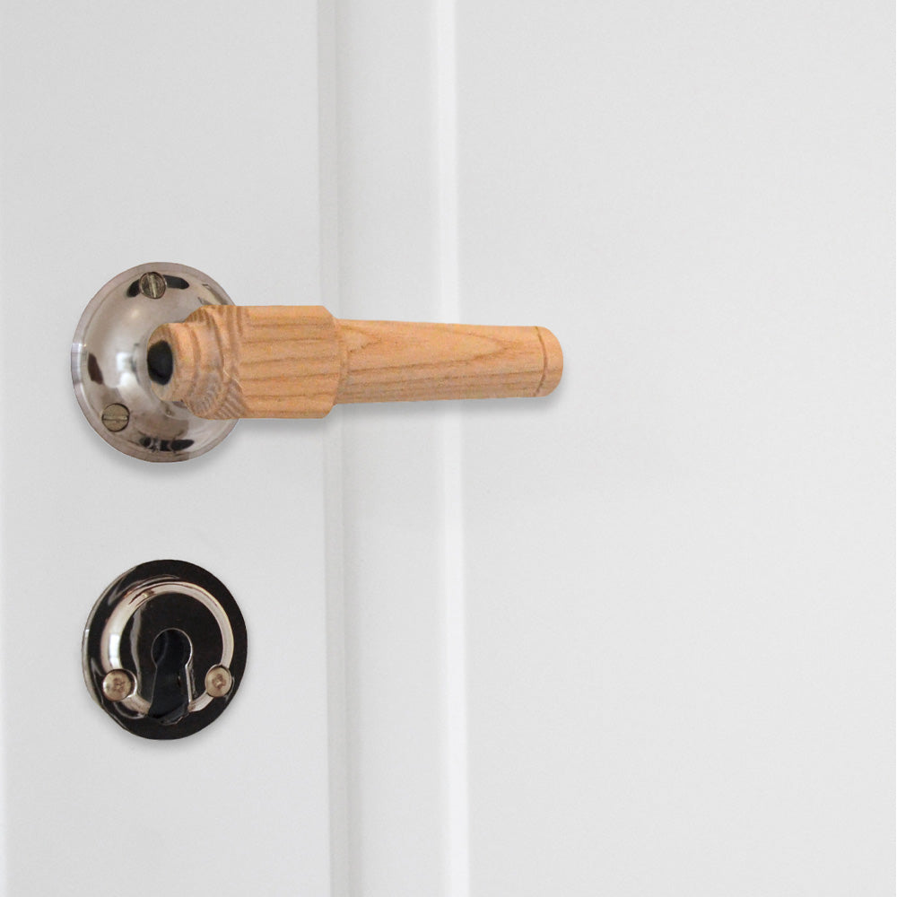 Svanemølle dørhåndtag i asketræ med glatte rosetter og nøgleskilte