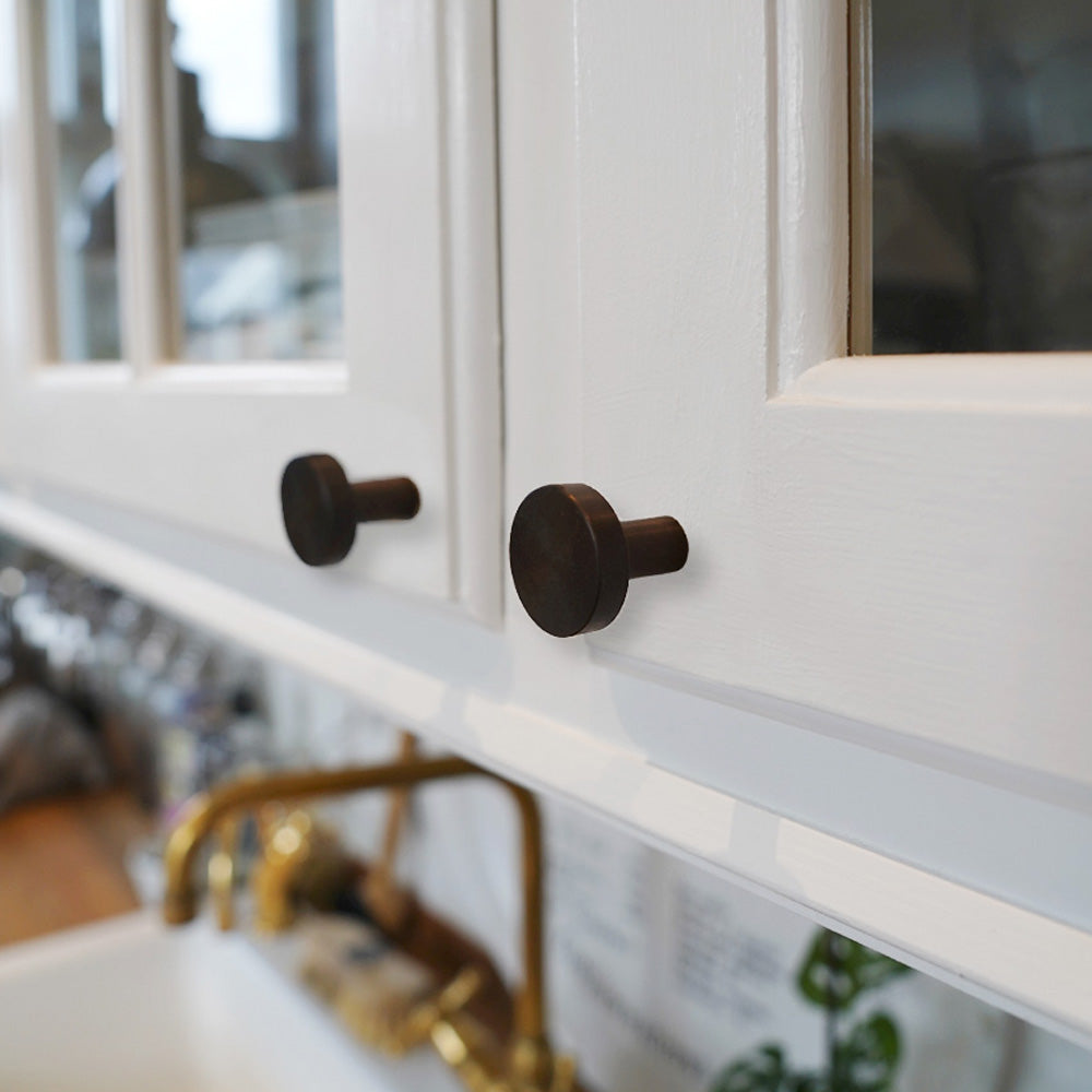 Contemporary knob