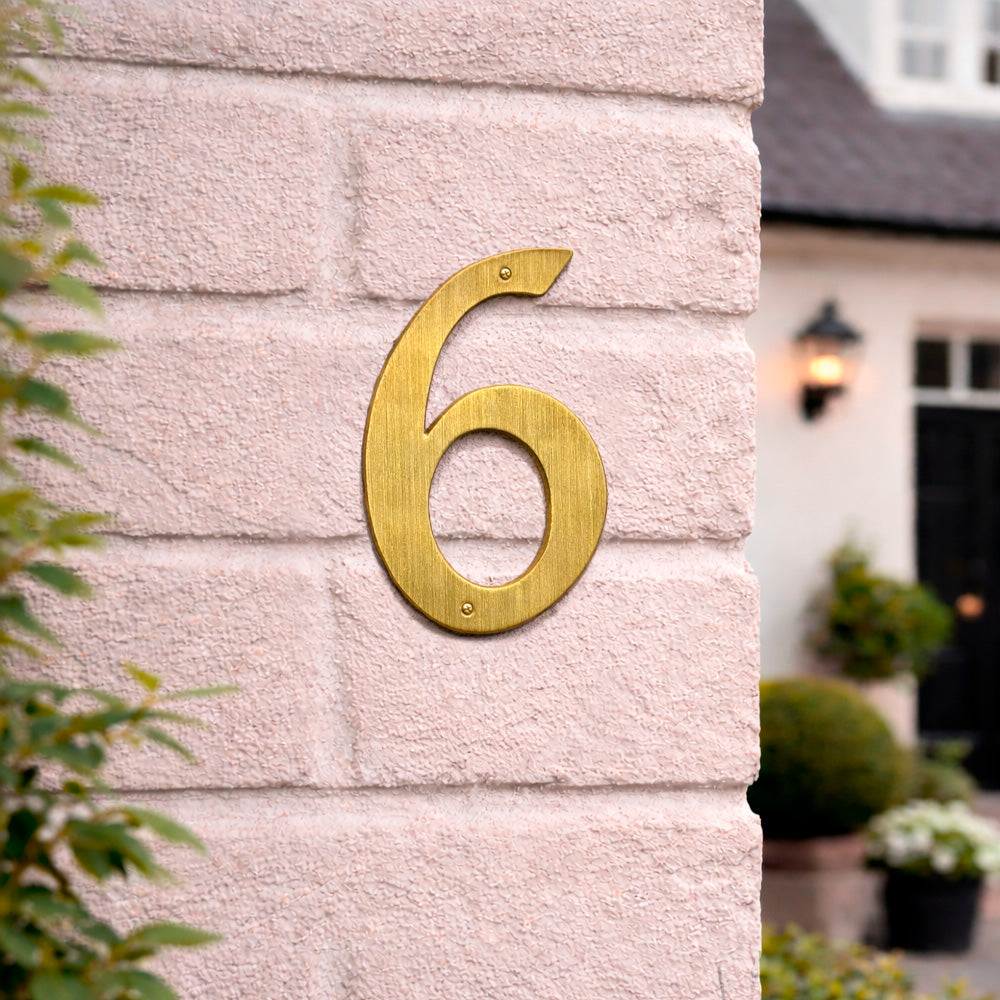 Husnummer 573 0-9 205 mm.