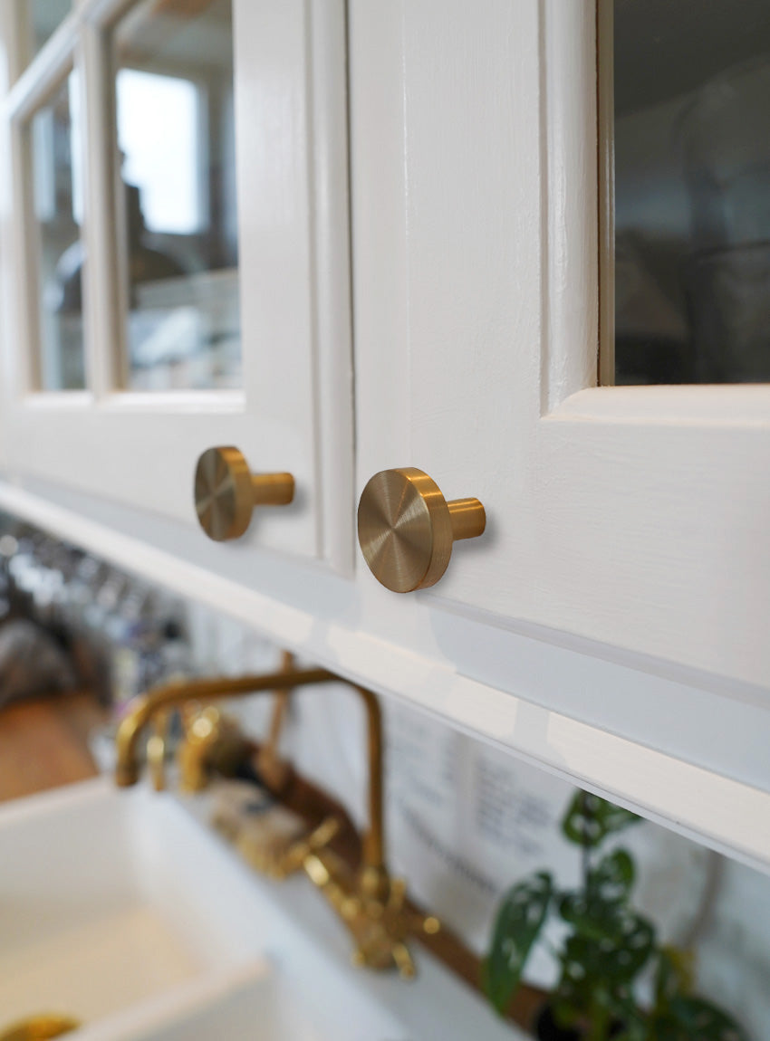Contemporary knob 