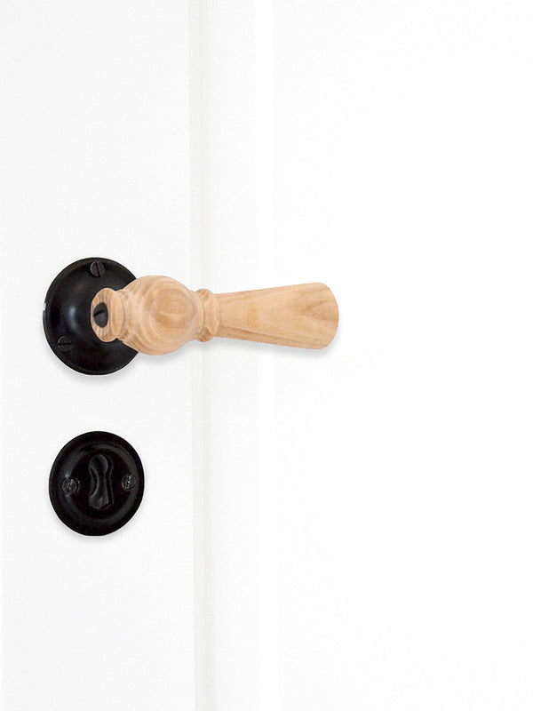 Østerbro door handle in ash wood with smooth rosettes and key plates