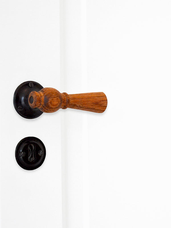Østerbro door handle in mahogany with smooth rosettes and key plates