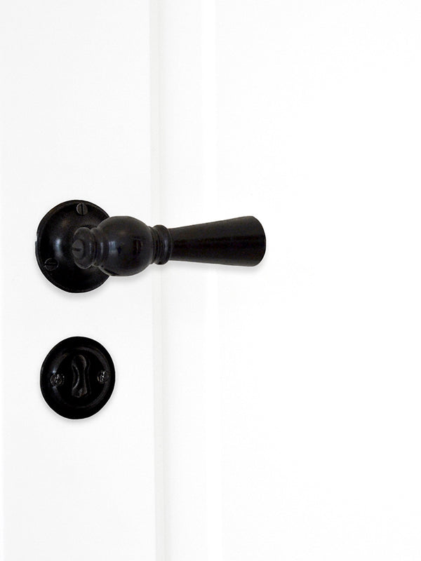 Østerbro dörrhandtag i svart bok med släta rosetter och nyckelskyltar