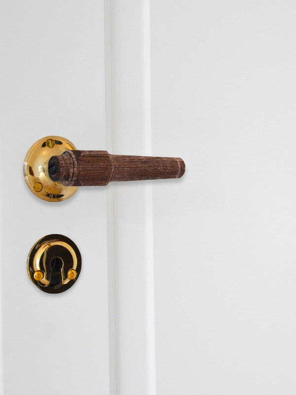 Swan mill door handle in smoked oak with smooth rosettes and key plates