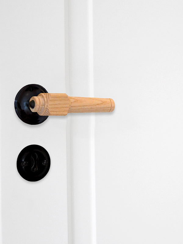 Swan mill door handle in ash wood with smooth rosettes and key plates
